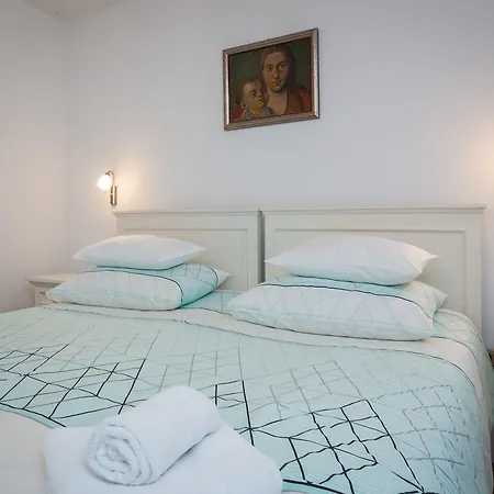 1 At Apartament *